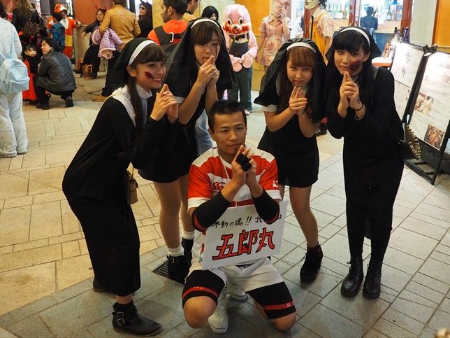 五郎丸歩とシスターコスプレがお祈りポーズ
