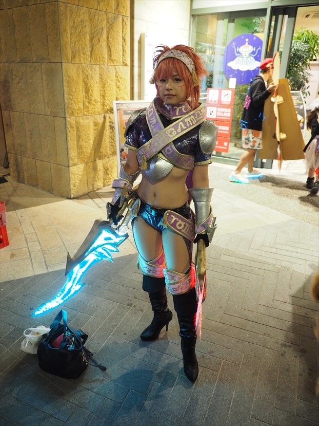 美人でかわいい女戦士のコスプレ