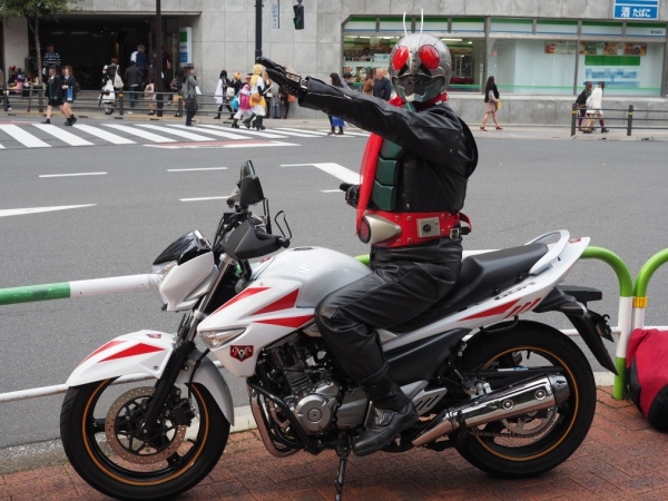 池袋ハロウィンのコスプレ「仮面ライダー1号とサイクロン」