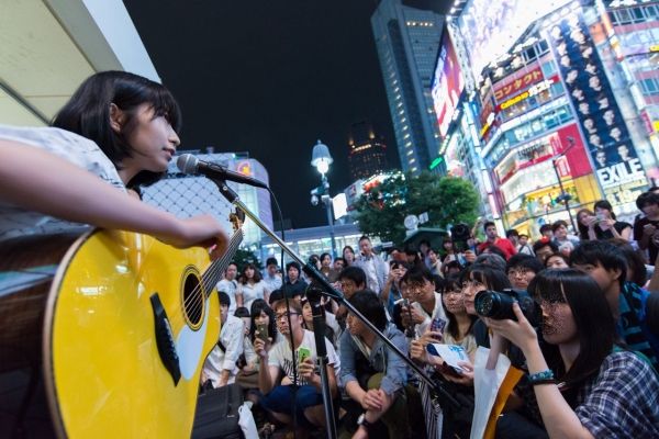 さユりの渋谷での路上ライブのアップ画像