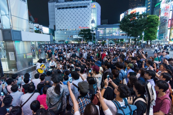 さユりの渋谷での路上ライブの横からの画像